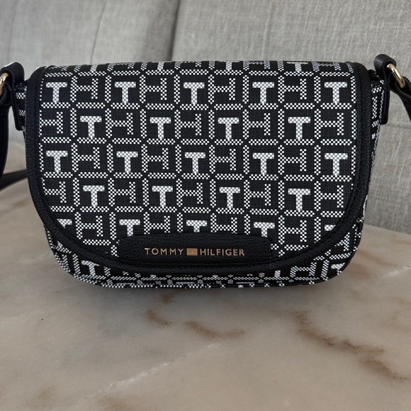 Tommy Hilfiger Monogram Black Gray and White Crossbody Shoulder Bag NWOT - Picture 2 of 14